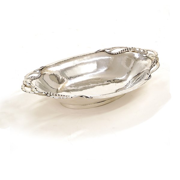 An early 20th century silver bread basket. Circa 1930. H: 6,5cm. Size: 21x35cm. 
W: 571gr