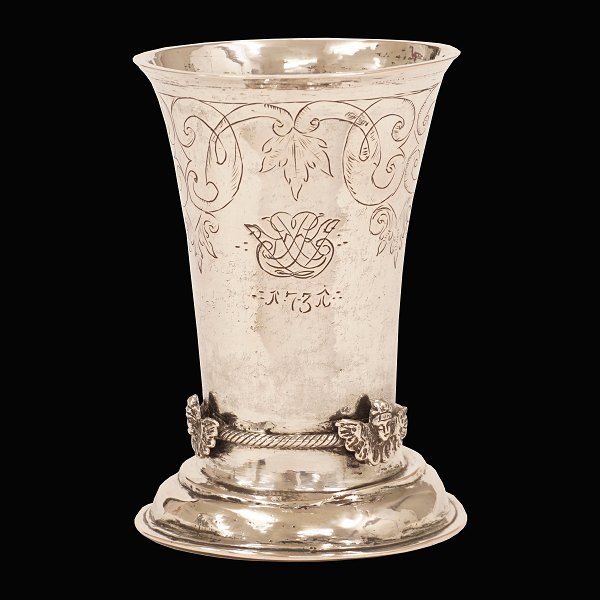 Dänischer Kerubbecher aus Silber. Hergestellt von Joen Joensen, Næstved, 
1700-56. Datiert 1731. H: 12,8cm. G: 232,1gr