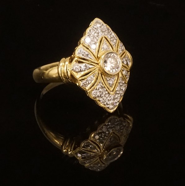 Art deco ring i 18kt guld prydet med diamanter. Centerdiamant ca. 0,25ct. 
Ringstr. 58