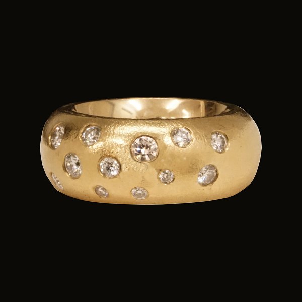 Daugaard, Dänemark: Sehr kräftiger Ring aus 14kt Gold mit 12 Diamanten. 
Hergestellt um 2005. Ringgr. 53. G: 35,4gr