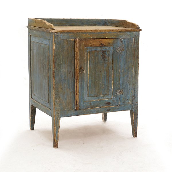 A late Gustavian small cabinet. Sweden circa 1800. H: 75cm. W: 59cm. D: 43cm