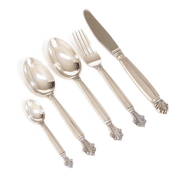 Georg Jensen Acanthus sterlingsilver cutlery for 12 persons + serving spoon. 61 
pieces. Designed by Johan Rohde 1917. Manufactured by Georg Jensen circa 1940