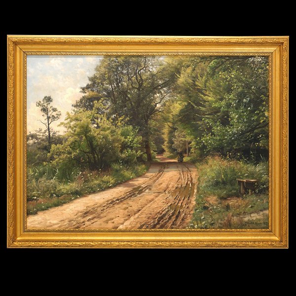 Peder Mønsted, 1859-1941, Öl auf Leinen. Waldweg mit Personen an einem 
Sommertag. Signiert Peder Mønsted Raadvad 1917. Lichtmasse: 70x96cm. Mit Rahmen: 
86x112cm