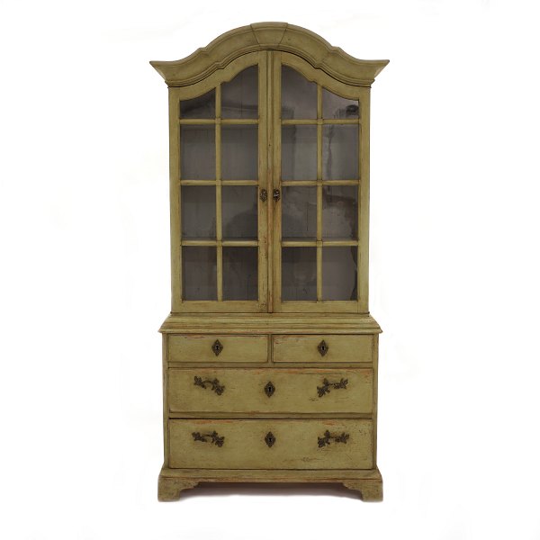 18th century Baroque olive green vitrine cabinet. Sweden circa 1760. H: 191cm. 
W: 93cm. D: 33cm