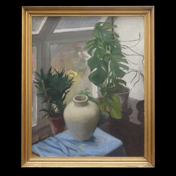 Inger Borchsenius, 1909-90, olie på lærred. Opstilling med vase og potteplanter 
i vindueskarm. Signeret og dateret 1946. Lysmål: 84x67cm. Med ramme: 94x77cm