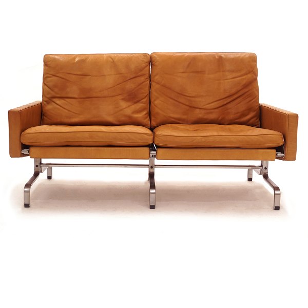 Poul Kjærholm PK31/2 topersoners sofa betrukket med brunt patineret læder. Fremstillet af Fritz Hansen. H: 70cm. L: 137cm. D: 76cm