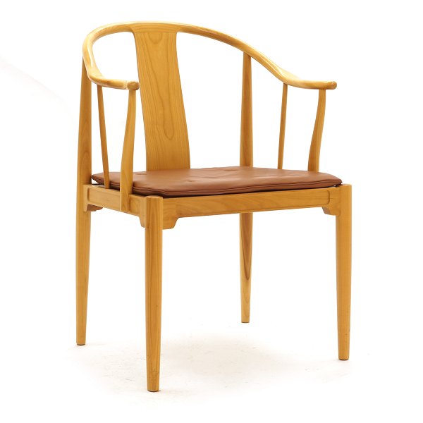 Kinastolen af Hans J. Wegner i lyst kirsebærtræ med ny cognacfarvet læderhynde. 
Formgivet af Hans J. Wegner 1944. Fremstillet af Fritz Hansen begyndelsen af 
1980erne. 4 stk på lager. Kan anvendes som sæt