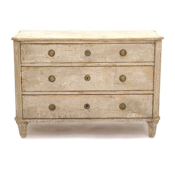 Large Gustavian style end 19th century chest of drawers. Sweden circa 1880. H: 
77cm. W: 110cm. D: 52cm