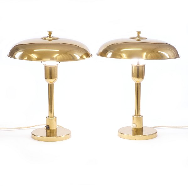 Ein Paar Tischlampen aus Messing. Dänemark um 1950. H: 34cm. D: 26cm