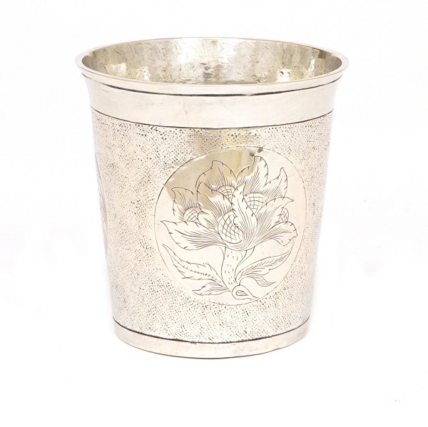 Schlangenhautbecher aus Silber. Poul Jacobsen Møller, Viborg, 1757-1805. H: 
7,6cm. G: 94gr