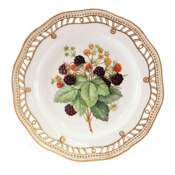 Royal Copenhagen Flora Danica fruit plate 3584. Nice condition. D: 22cm