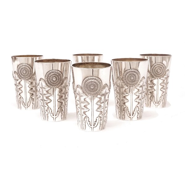 Set of six silver cocktail beakers in the style of N. G. Henriksen, Copenhagen, 
1903. H: 10,5cm. W: 614gr (6))