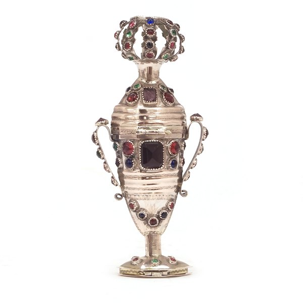 Riechdose aus Silber mit 91 Glassteinen. Meister Reimar Diedrich Dethlefsen, 
Sonderburg, um 1830. H: 13,7cm. G: 98,2gr