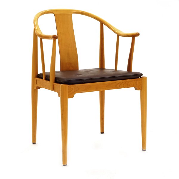 Hans Wegner Kinastol. Hans J. Wegner, 1914-2007, kinastol i lys kirsebærtræ. 
Produceret af Fritz Hansen 2005