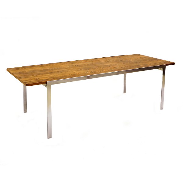 Arne Jacobsen sofabord AJ 3501 med understel i forkromet stål og plade i 
palisander. God stand. Plade let patineret. H: 48cm. Plade: 150x60cm.