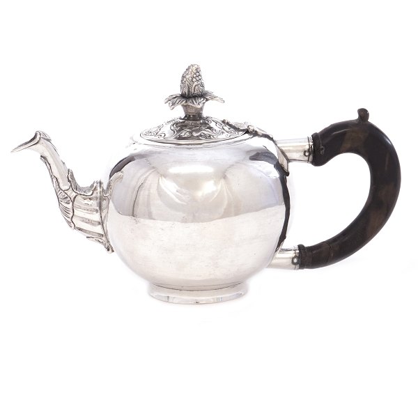 Barocke Silberkanne mit glattem Korpus.  Jürgen Gottfried Ohmstedt, Altona, um 
1750. H: 13cm. V: 427gr