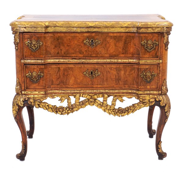 Reich dekorierte nussbaumfurnierte Kommode der Manufaktur Köster, Altona, um 
1770.H: 78cm. Platte: 87x43cm