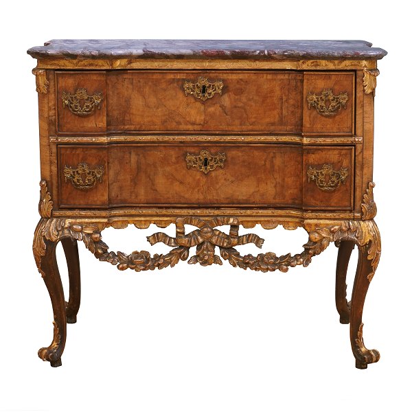 Reich dekorierte nussbaumfurnierte Kommode mit Marmorplatte der Manufaktur 
Köster, Altona, um 1770.H: 78cm. Platte: 85x43cm