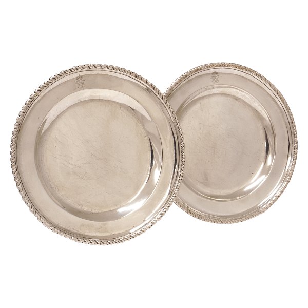 Pair of royal silver plates dated 1796. D: 25cm. W: 1.196gr