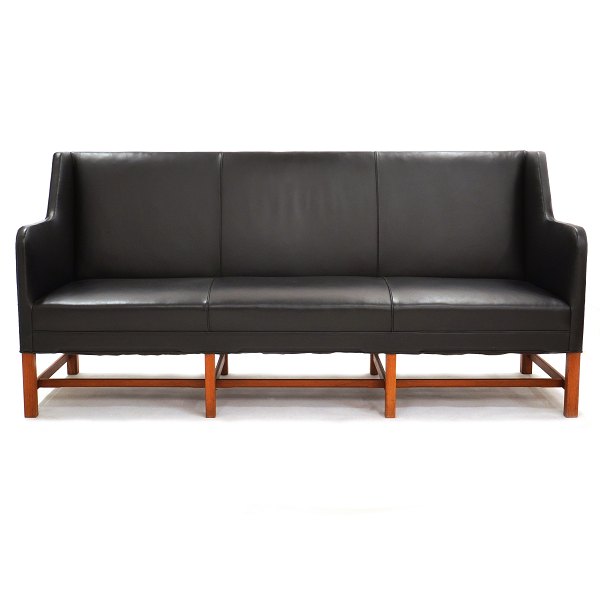 Kaare Klint Sofa 5011 mit drei Personen mit schwarzem Leder. Guter Zustand. H: 
92cm. L: 194cm. T: 65cm