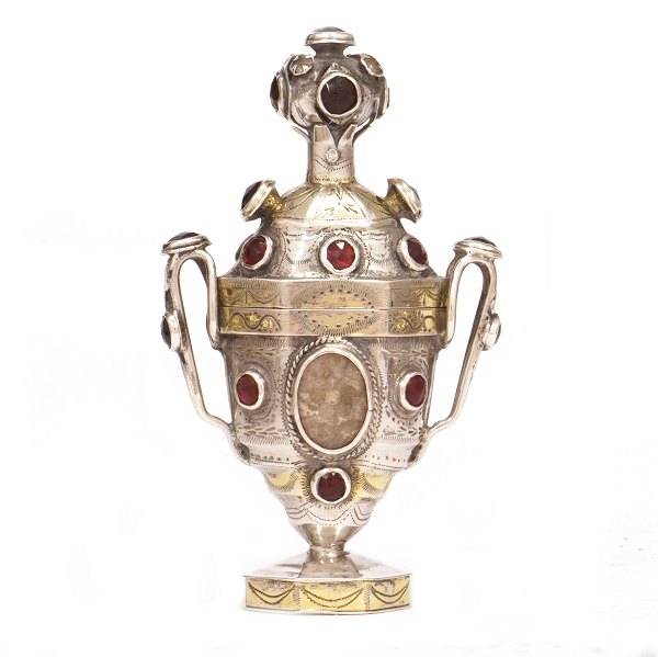 Delvist forgyldt hovedvandsæg prydet med medaljon og glasflusser af Poul Hansen, 
Tønder. H: 11,5cm