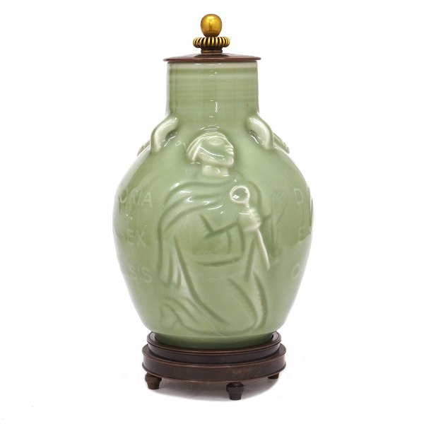 Jais Nielsen lågvase. Jais Nielsen, 1885-1961, lågkrukke med motiver i relif og 
celadonglasur. Bronzestandring og -låg af Knud Andersen for Royal Copenhagen. H: 
25,5cm