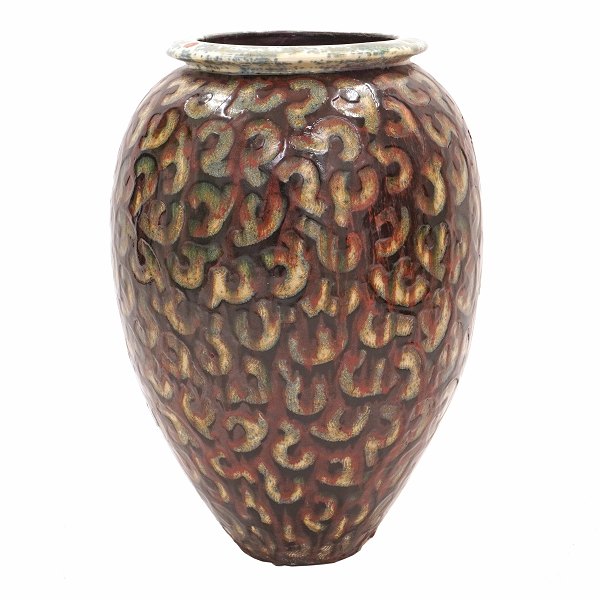 Stor Per Weiss krukke i jernglasur med ornamentale mønstre. Signeret. H: 65cm. 
D: 44cm