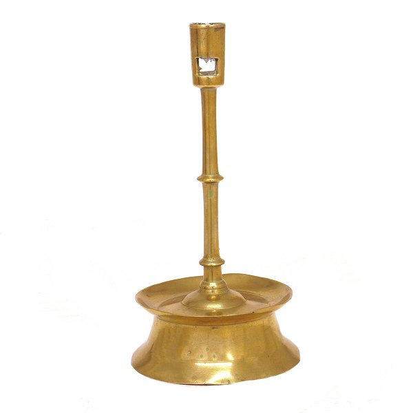 Gotischer Messingleuchter aus Friesland um 1550. H: 22,5cm. Fuss D: 11,5cm