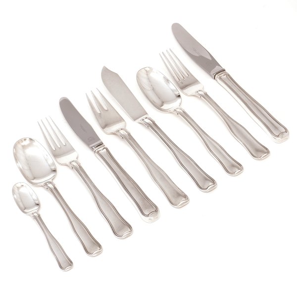 Georg Jensen Sterlingsilber Besteck Old Danish für 12 Personen + Fischbesteck 
für sechs Personen + 10 Vorlegeteile. Insgesamt 106 Teile. Design von Harald 
Nielsen 1947