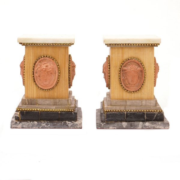 Ein Paar kleine podeste aus Holz und Marmor. Südeuropa um 1850. H: 14,5cm. Fuss: 
11,5x11,5cm