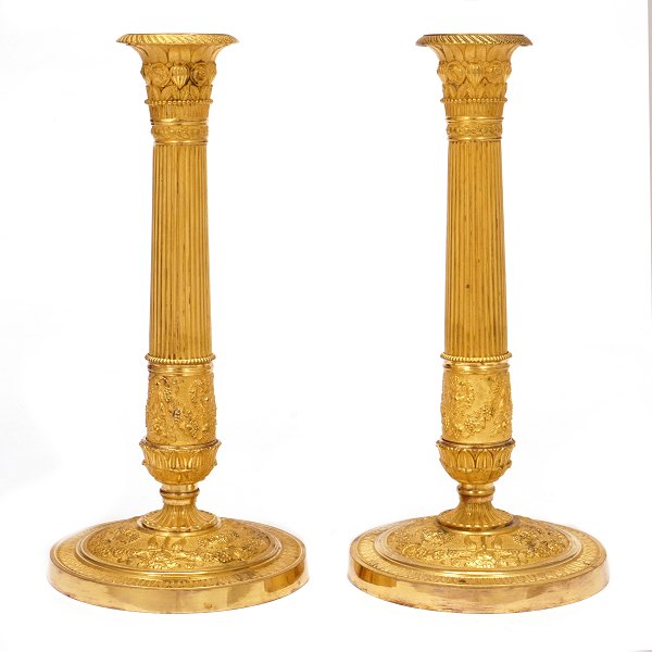 Ein Paar feuervergoldete Empire Bronzenleuchter. Frankreich um 1810. H: 28cm