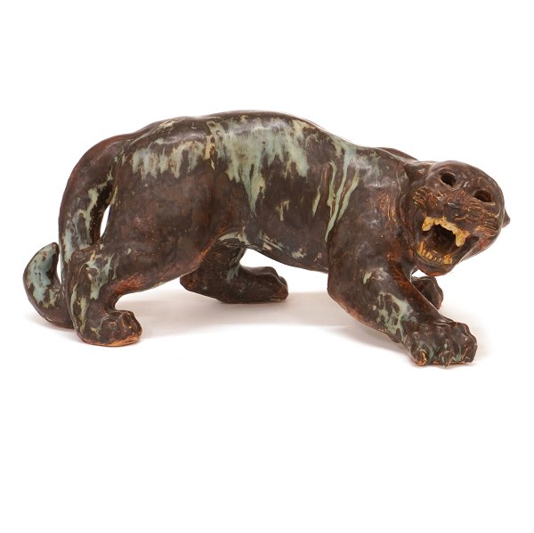 Grosser Panther aus Steinzeug von Knud Kyhn. Signiert und datiert 1935. L: 45cm. 
H: 21cm