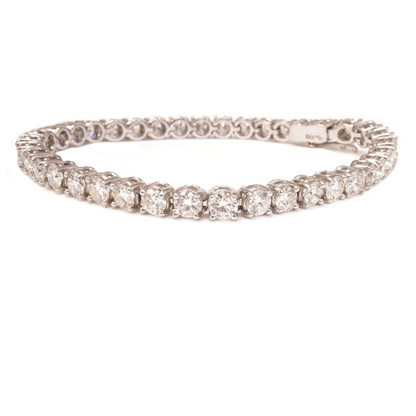 Tennisarmband aus 18kt Weissgold mit 38 Brillanten von je ca. 0,25ct. Insgesamt 
ca. 9,5ct. L: 18,5cm