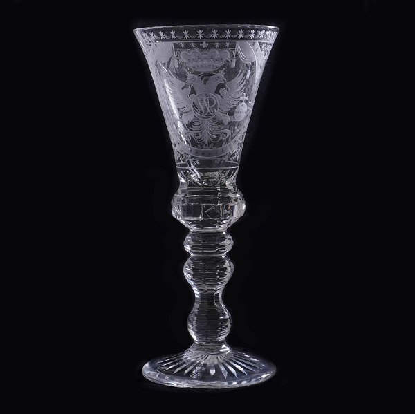 Prachtpokal aus Glas mit Spiegelmonogramm, doppeltadler und Krone. Thürringen 
1730-50. H: 28cm