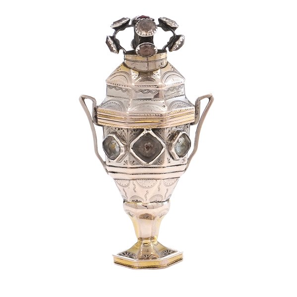 Riechdose aus Silber vom Meister Hans Jürgen Mathiesen, Sønderborg, 1808-23. H: 
11,5cm