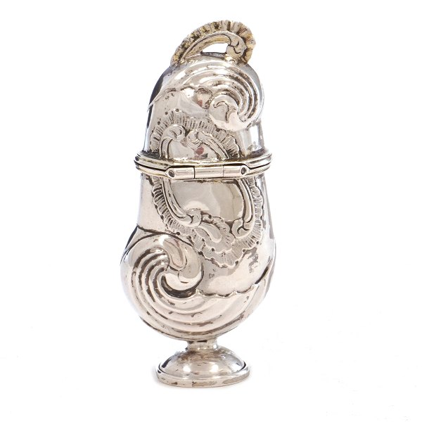 Riechdose aus Silber. Meister Joachim Weller, 1754-92, Holstebro
H: 8,2cm