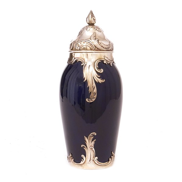 Frühe Porzellanvase von Royal Copenhagen mit Silbermontierung von A. Michelsen datiert 1903. H: 18cm