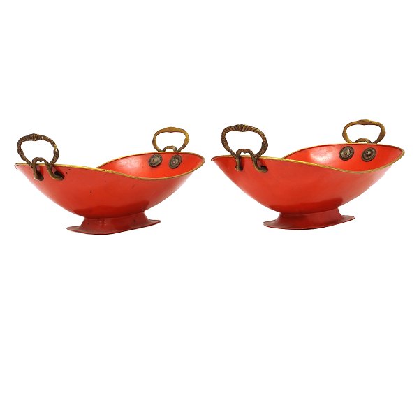 Ein Paar Henkelschalen auf Fuss aus bemaltem Metall. Dänemark um 1840. H Henkel: 12cm. L: 26cm